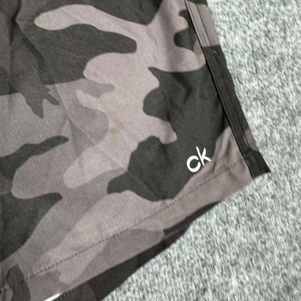 Calvin Klein Swim Trunks Mens Size XL Grey Camo Drawstring Mesh Lined Flaws